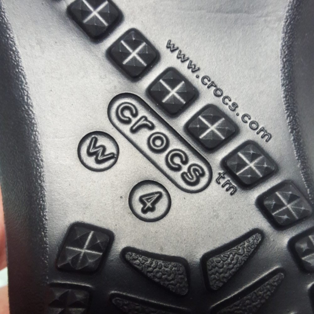 ππ©΄β€οΈ NWT women's CROCS black shimmer sandals size 4 ππ©΄β€οΈ - Picture 6 of 7